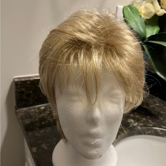 Synthetic wig (NEW) - Picture 1 of 5
